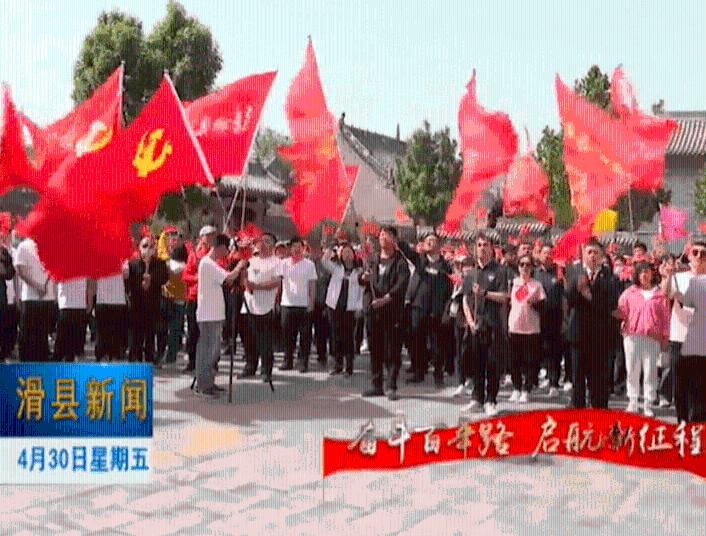 为什么一个女生常常在一个男生面前拉扯自己的衣服？游戏画面